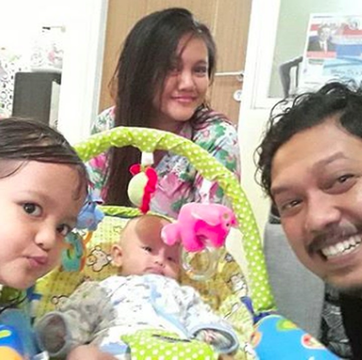 <p>Semoga sehat selalu ya Ayah Andri dan keluarga. (Foto: Instagram @santimindah)</p>