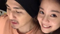 <p>Bunda tentu masih ingat dengan sosok pemeran Hua Ze Lei dalam serial <em>Meteor Garden</em>, Vic Chou. Ia diketahui telah menikah dengan artis Reen Yu yang memiliki paras cantik dan imut. (Foto: Facebook Reen Yu)</p>