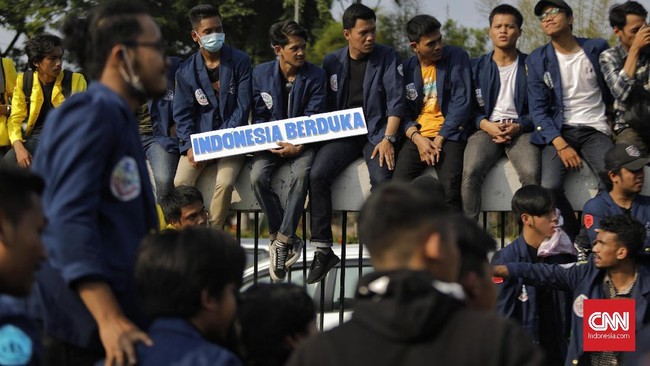 Mahasiswa terlibat bentrok dengan aparat di DPRD Kepri, karena memaksa masuk gedung untuk mendengarkan anggota dewan ikut deklarasi menolak revisi UU KPK.