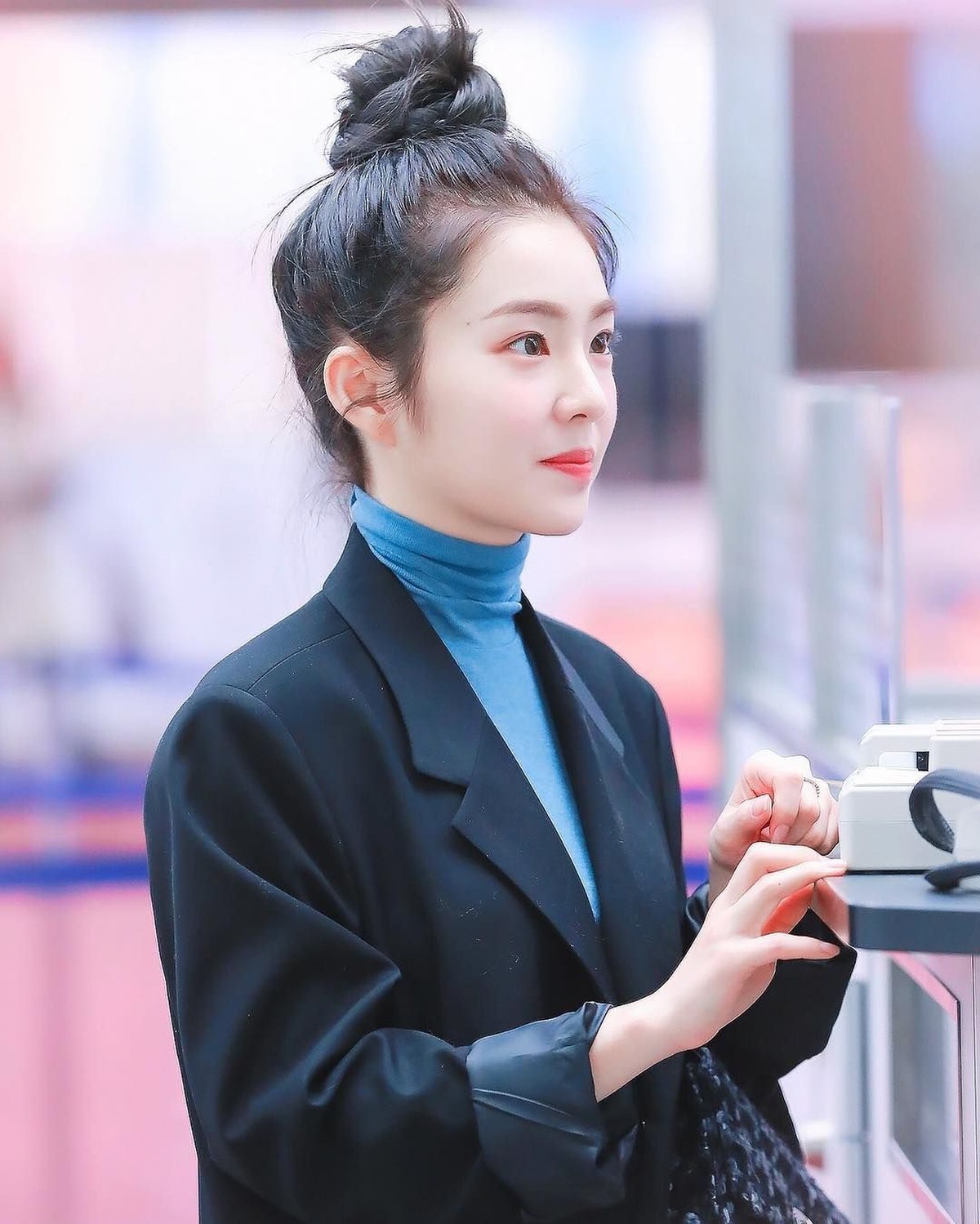 Irene Red Velvet diketahui hampir menginjak usia 30 tahun&period; Namun wanita berambut panjang ini justru terlihat awet muda dengan enam gaya rambut ini&period;