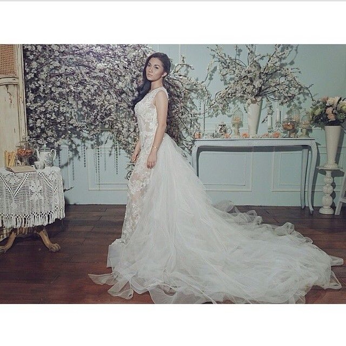 Ariel Tatum diketahui sangat hobi berpose di depan kamera&period; Bahkan&comma; melalui Instagramnya wanita berusia 22 tahun ini gemar memakai gaun&period;