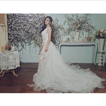 6 Pesona Cantik Ariel Tatum Mengenakan Gaun