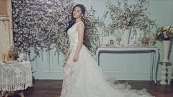 6 Pesona Cantik Ariel Tatum Mengenakan Gaun