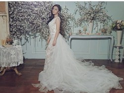 6 Pesona Cantik Ariel Tatum Mengenakan Gaun