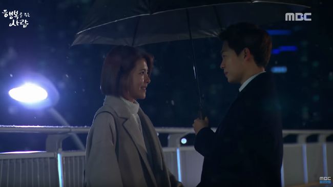 Nonton drama Korea 'Person Who Gives Happiness' episode 13 live streaming di TransTV, tayang Selasa (8/10) dan bisa disaksikan melalui CNNIndonesia.com di sini.