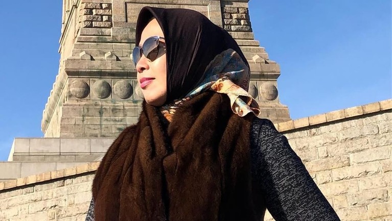 Tengok gaya busana istri Imam Nahrawi, Shobibah Rohmah, ketika sedang liburan ke luar negeri. 