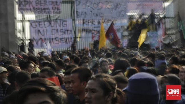 Aksi #GejayanMemanggil Diklaim Akan Diikuti Ribuan Orang Aksi #GejayanMemanggil di pertigaan Gejayan, Yogyakarta hari ini diprediksi diikuti lebih dari 2.000 orang mulai dari pelajar, pekerja, hingga mahasiswa.
