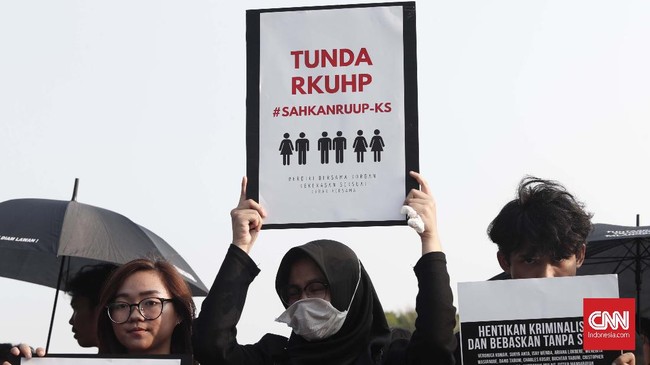 PSHK mendesak agar pemerintah dan DPR dapat melakukan pembahasan ulang draf Rancangan Kitab Undang-Undang Hukum Pidana (RKUHP).