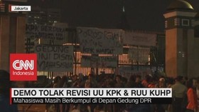 VIDEO: Mahasiswa Tolak RUU KPK Masih Bertahan di Depan DPR