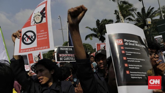 Berdasarkan pantauan, saat ini lalu lintas di Pertigaan Colombo, Yogyakarta tak bisa dilewati kendaraan karena dipenuhi massa aksi#GejayanMemanggil.