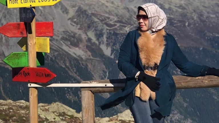 Tengok gaya busana istri Imam Nahrawi, Shobibah Rohmah, ketika sedang liburan ke luar negeri. 