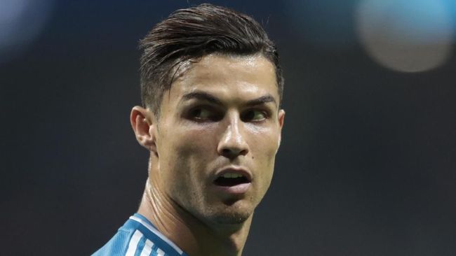 Cristiano Ronaldo, yang berstatus sebagai kapten timnas Portugal, diketahui tidak memilih Lionel Messi dalam voting pemain terbaik FIFA.