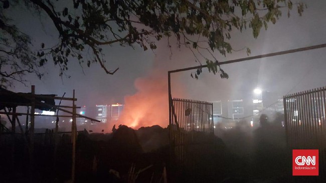 Kebakaran menghanguskan hampir seluruh isi gudang di Rawa Bokor berupa plastik hasil olahan. Tak ada korban jiwa dalam peristiwa tersebut.