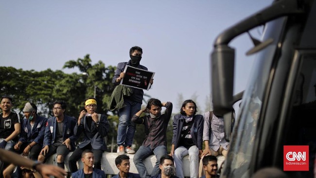 Ratusan mahasiswa dari Aliansi BEM Sumatra Barat berunjuk rasa di DPRD untuk menolak pasal karet dalam RKUHP. Mereka berencana aksi hingga pelantikan Jokowi.