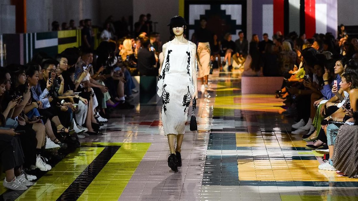 FOTO: Daur Ulang dan Perjalanan Waktu Prada di Milan