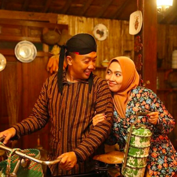 <p>Pakai baju tradisional berupa kebaya dan kemeja bermotif lurik. Tetap mesra ya, Bun. (Foto: Instagram @obib_nahrawi)</p>