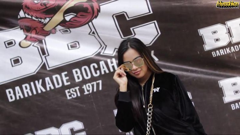 Pedangdut Xena Xenita seketika ramai diperbincangkan atas kasusnya yang berzina dengan suami orang. Lalu seperti apa potret seksi Xena Xenita?