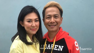 img-title Pernikahan Sederhana Ala Delon dan Aida Noplie
