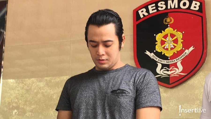 Terancam hukuman lima tahun penjara, Kriss Hatta justu malah cengengesan.