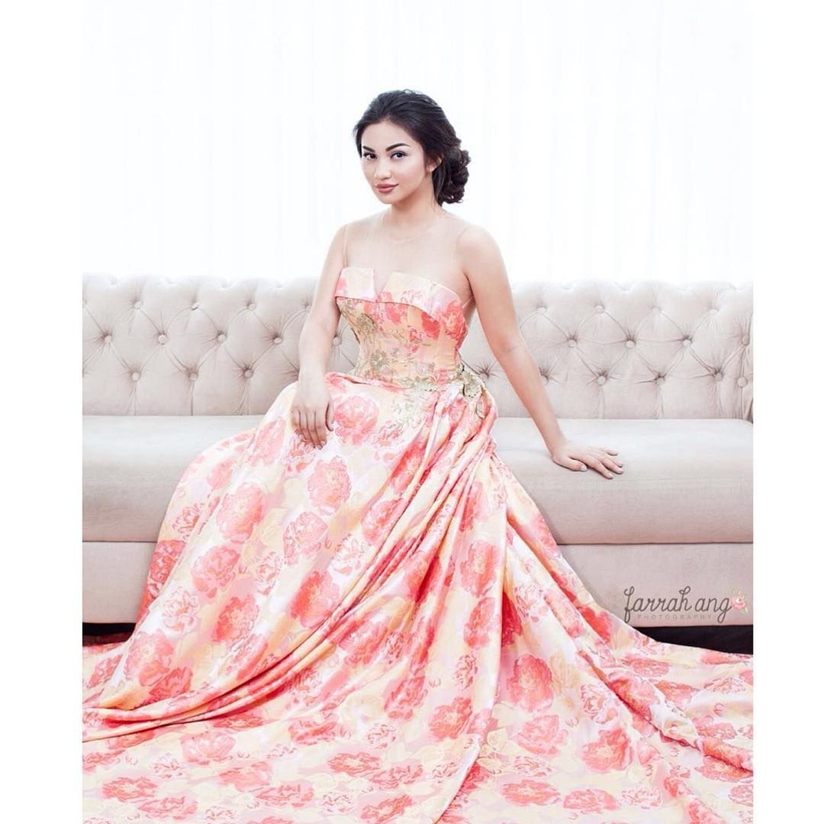 Ariel Tatum diketahui sangat hobi berpose di depan kamera&period; Bahkan&comma; melalui Instagramnya wanita berusia 22 tahun ini gemar memakai gaun&period;