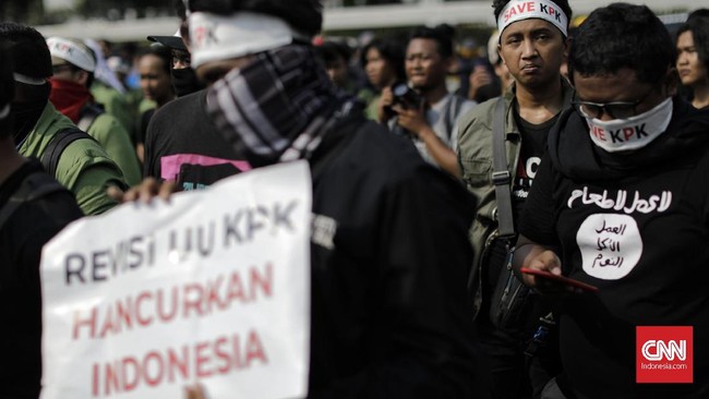 Massa mahasiswa dari sejumlah kampus menolak beranjak dari depan Gedung DPR dalam aksi demo menolak RUU KPK dan RKUHP. Ruas jalan di depan Gedung DPR macet.