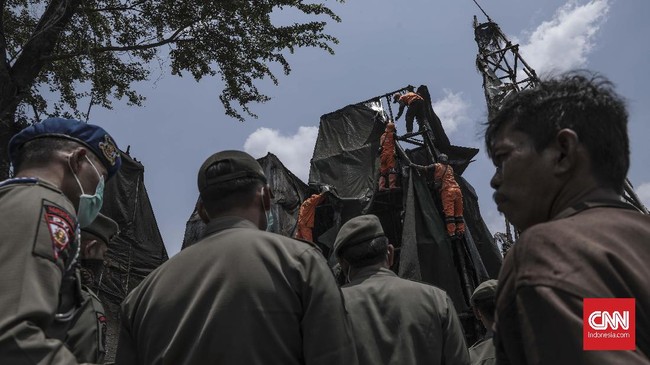 Kementerian Lingkungan menyetop aktivitas pabrik arang di Lubang Buaya, Jakarta Timur lantaran dinilai menjadi salah satu penyumbang polusi udara di Jakarta.