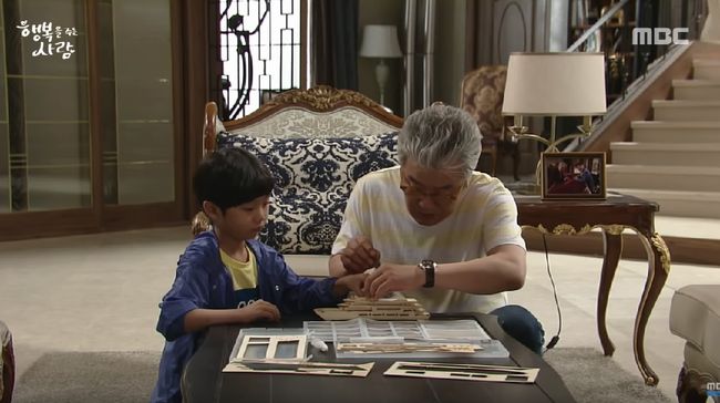 Nonton drama Korea 'Person Who Gives Happiness' episode 41 live streaming di Trans TV yang tayang pada Jumat (15/11) melalui CNNIndonesia.com di sini.