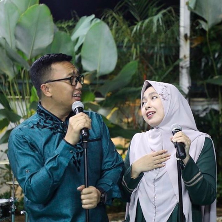 <p>Bahagia itu sederhana katanya, Bun. Salah satunya bisa menyanyi bersama pasangan nih. (Foto: Instagram @obib_nahrawi)</p>