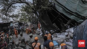 FOTO: Bongkar Pabrik Arang di Cilincing demi Kualitas Udara