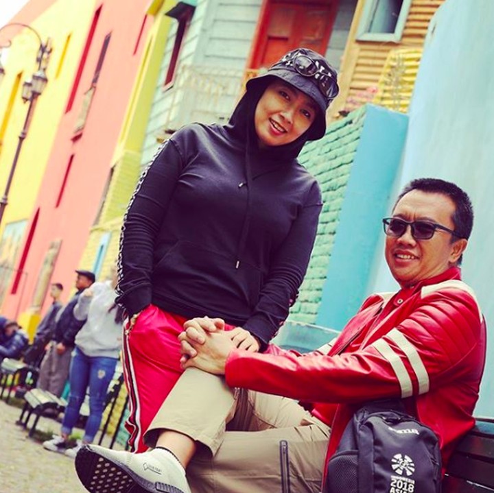 <p>Sebagai seorang istri, ternyata Obib jago lho merayu suaminya. "Bagi dunia, kau hanyalah seseorang. "Tapi bagiku, kau adalah duniaku. Eaaaaa eaaaa... edisi gombal,lagi ada maunya!!," tulis Obib dalam salah satu caption di Instagram. (Foto: Instagram @obib_nahrawi)</p>