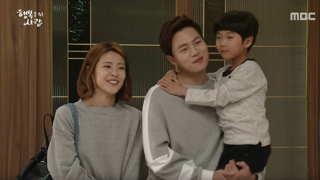 Nonton drama Korea 'Person Who Gives Happiness' episode 14 live streaming di Trans TV tayang Rabu (9/10) dan bisa disaksikan melalui CNNIndonesia.com di sini.