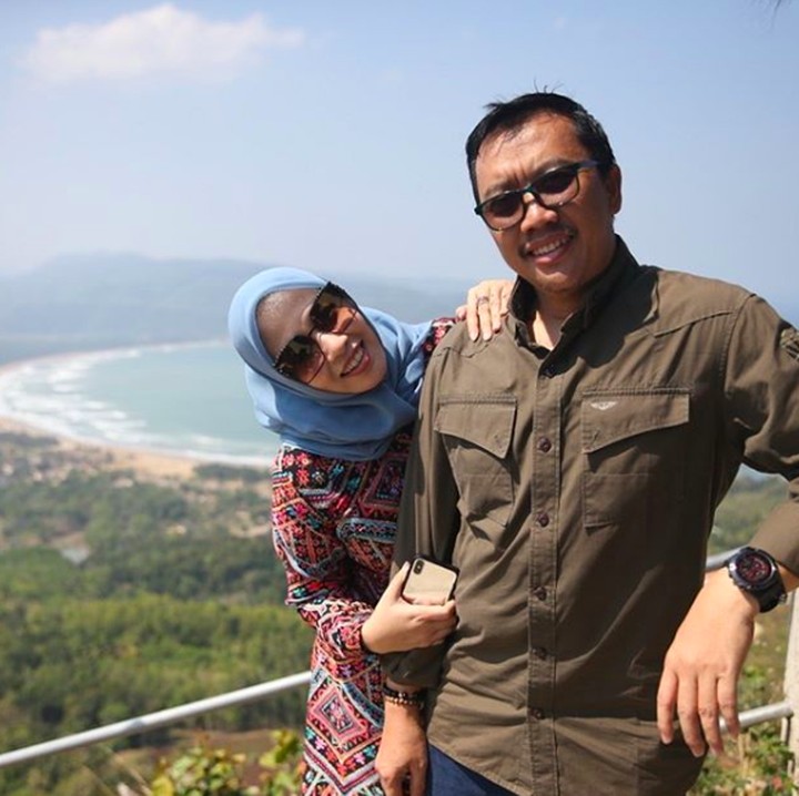 <p>Imam mengajak sang istri menikmati alam. Waktunya mensyukuri nikmat Tuhan. (Foto: Instagram @obib_nahrawi)</p>