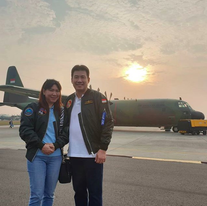 <p>Alan dan Susy sedang mejeng di depan pesawat TNI AU nih, Bun. Ada yang tahu di mana lokasinya? <em>He-he-he.</em> (Foto: instagram @alanbudikusumaofficial)</p>