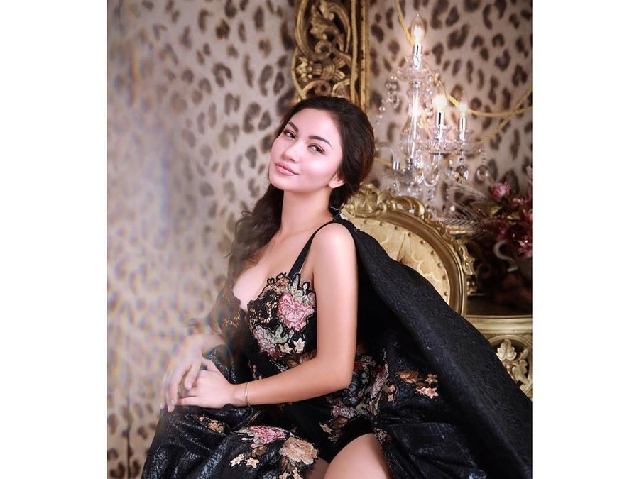 Ariel Tatum Ini deretan artis cantik yang berani tampil blak-blakan tanpa bra.