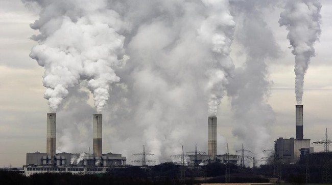 KLHK berharap 23 persen penurunan emisi gas kaca hingga 2030 berasal dari sektor kehutanan, sementara Greenpeace dan Walhi menyoal PLTU pencemar udara.