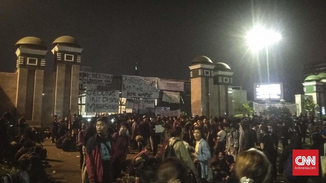 Demonstrasi mahasiswa di depan Gedung MPR/DPR Jakarta ricuh. Mahasiswa menembus pagar DPR. Aparat kepolisian memblokade mahasiswa menggunakan tameng.