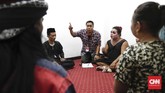 FOTO: Srimulat Masih Bergeliat Srimulat masih ada, setidaknya di Surabaya. Pada 10 Agustus lalu, kelompok warisan Teguh Slamet dan Srimulat ini mentas dan membuat penonton tertawa.