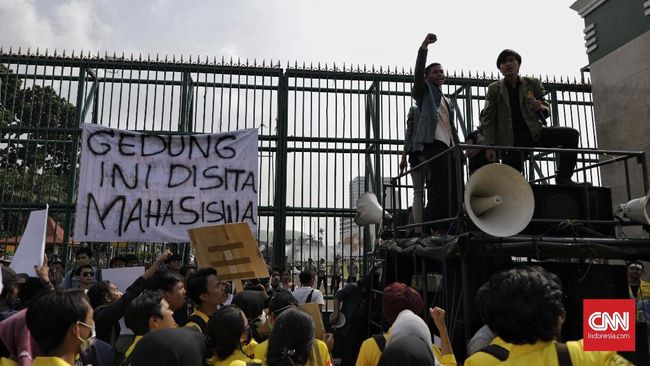 Demo di DPR, Mahasiswa Bentangkan Spanduk 'Gedung Ini Disita'
