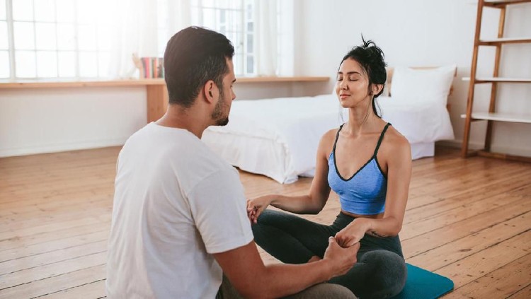 Bunda rutin berlatih yoga? Yuk, lakukan gerakan yoga saat berhubungan intim dengan suami.
