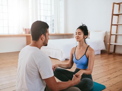 Manfaat Lakukan Posisi Seks dari Gerakan Yoga Plow Pose
