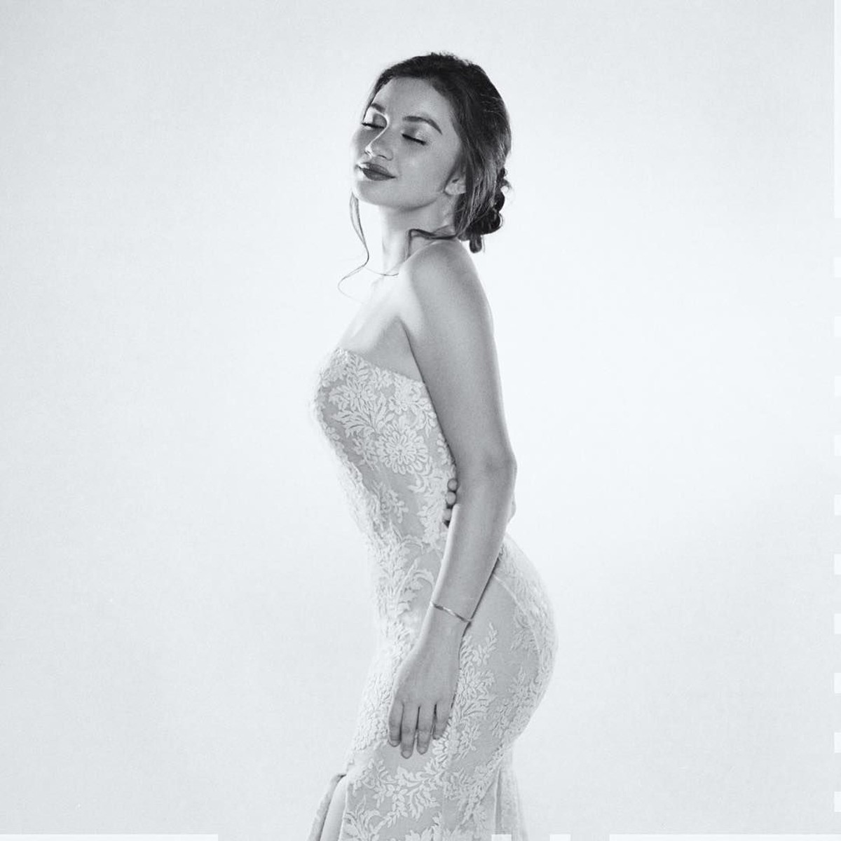 Ariel Tatum diketahui sangat hobi berpose di depan kamera&period; Bahkan&comma; melalui Instagramnya wanita berusia 22 tahun ini gemar memakai gaun&period;