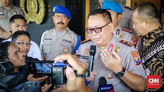 Polda Jatim mendalami kasus dugaan prostitusi online yang melibatkan PA, finalis Putri Pariwisata. Polisi kini memburu muncikari berinisial D.