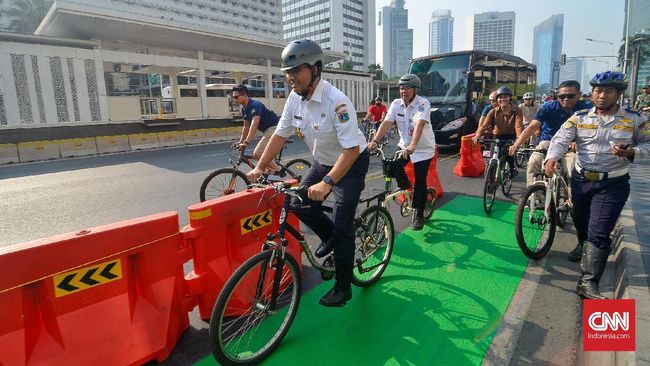 Anggota Komisi B DPRD DKI Manuara Siahaan mengkritik kebijakan mengambil jalan yang ada untuk jalur sepeda karena dinilai akan menambah kemacetan.