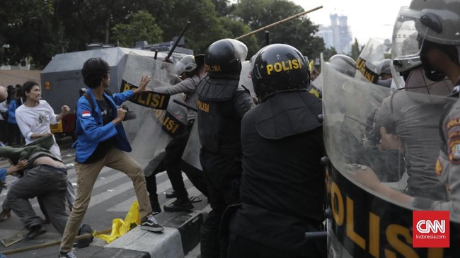 Aksi unjuk rasa ribuan mahasiswa di Gedung DPRD Sumut berakhir ricuh. Sejumlah mahasiswa mengalami luka-luka karena dipukuli polisi secara membabi buta.