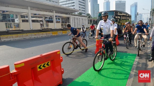 Gubernur DKI Jakarta Anies Baswedan mengajak warga bersepeda menuju tempat kerja atau saat aktivitas lainnya untuk merayakan Hari Sepeda Sedunia.