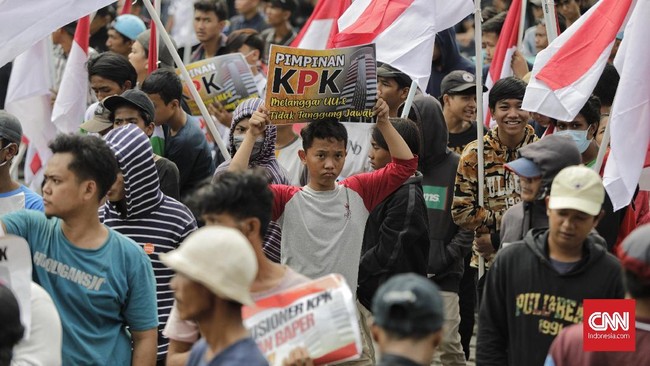 Saling dorong dengan pedemo terjadi setelah polisi yang menjaga jalannya aksi mencoba memadamkan ban yang tengah dibakar massa di depan gedung KPK.