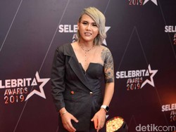 Evelyn Kenang Kebaikan Mendiang Ria Irawan