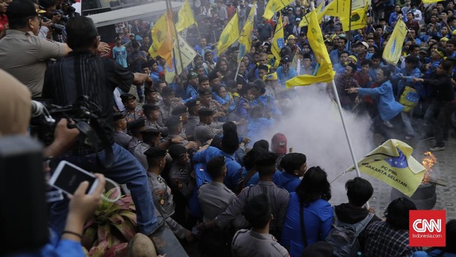 Massa dari PMII membakar ban dan melemparkan telur ke Gedung KPK, membuat pewarta dan pekerja KPK berhamburan melarikan diri.