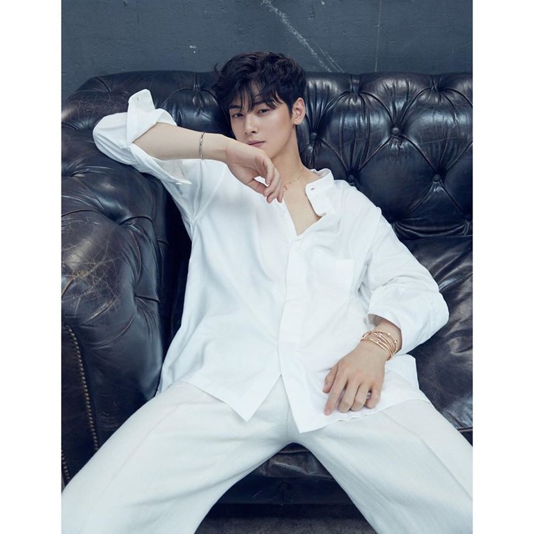 Ketampanan Cha Eun Woo untuk pemotretan majalah BAZAAR buat penggemar terpesona hingga mimisan. Sudah siap melihat pesona Eun Woo?