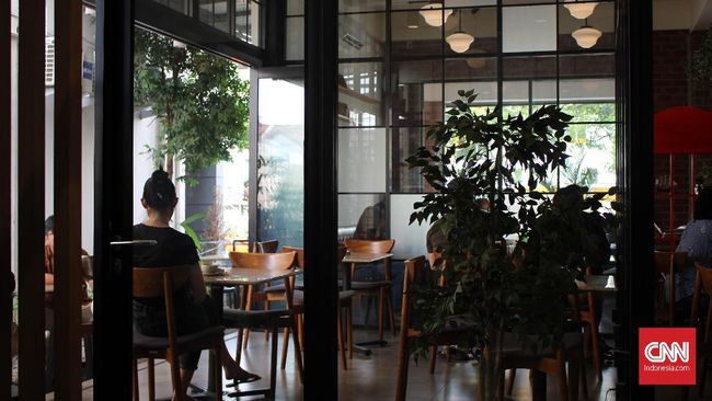 Rekreasi Akhir Pekan Versi Kaum Serpong Warga Serpong tak perlu jauh-jauh ke Jakarta untuk rekreasi, karena di sana juga ada banyak mal, restoran, dan kafe yang bisa dikunjungi.